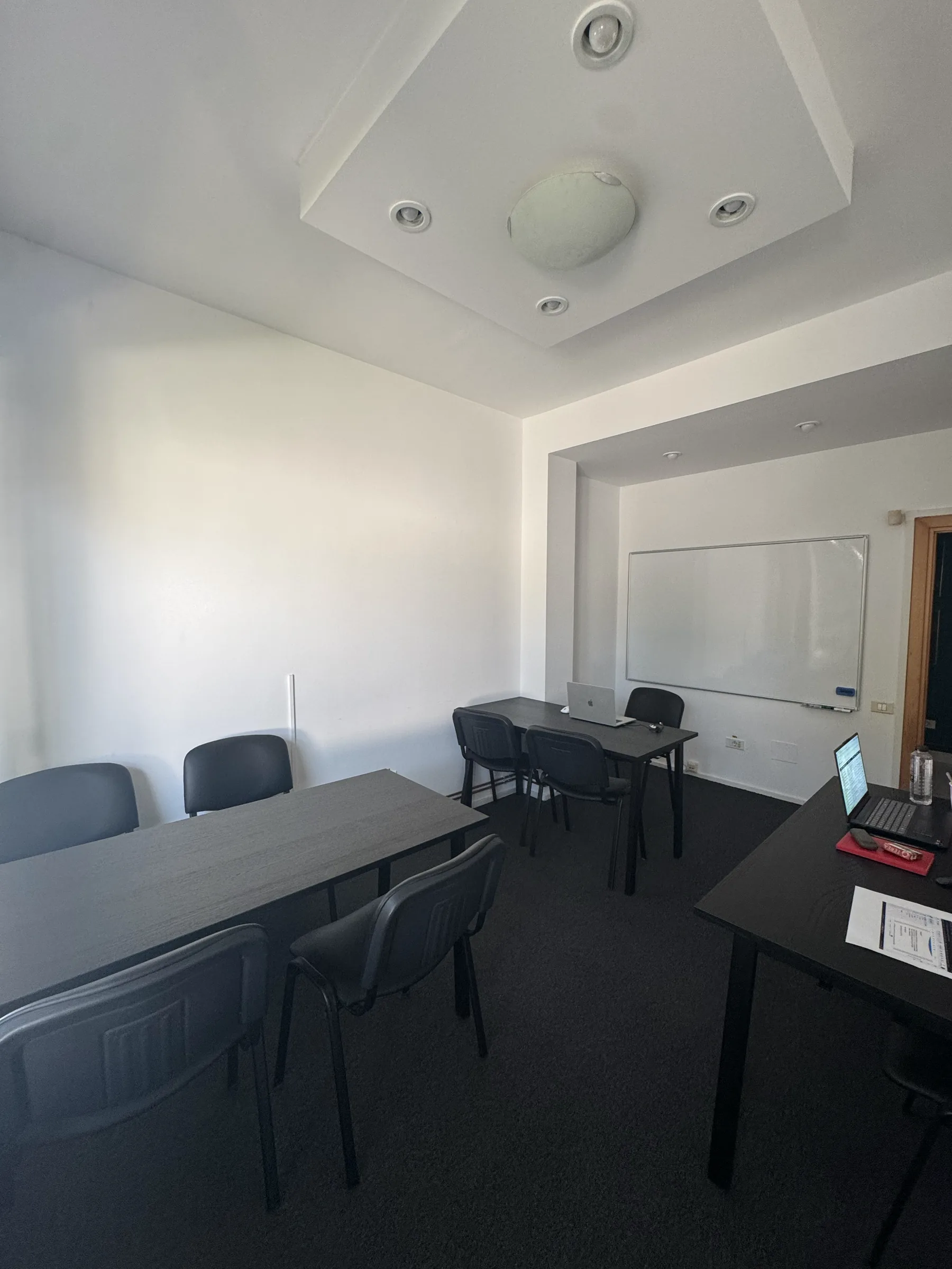 Sala 2 cu mesele grupate și tabla albă în dreapta